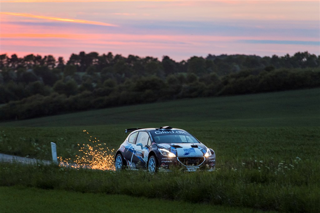 Lørdag aften lagde Kenneth Madsen og Mette Felthaus på vejene omkring Kalundborg.
(Foto: Jokum Tord Larsen)